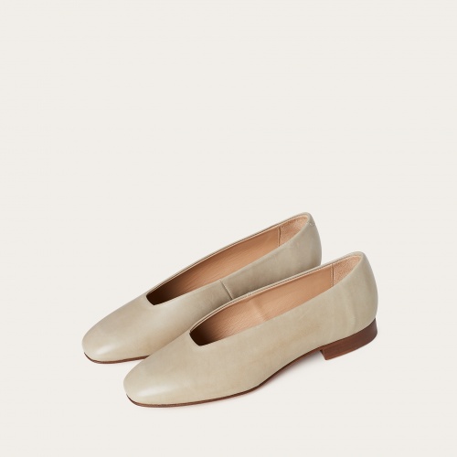 Kikar Ballerina, grey clay | Balagan Studio