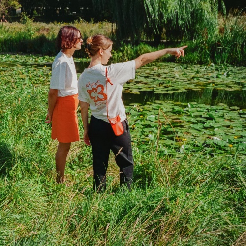 T-shirt MESSING AROUND, biało-niebieski
