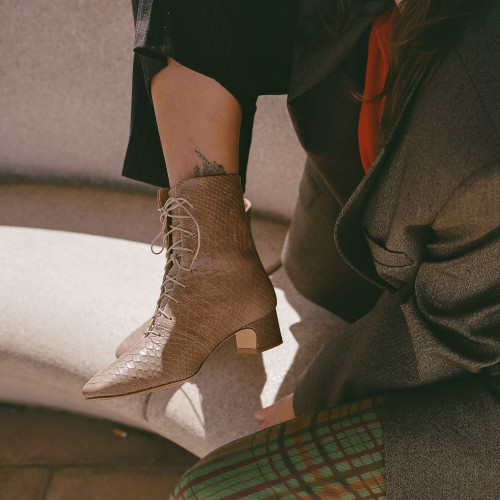 Victoria botki, beżowy wzór krokodyla | Balagan Studio